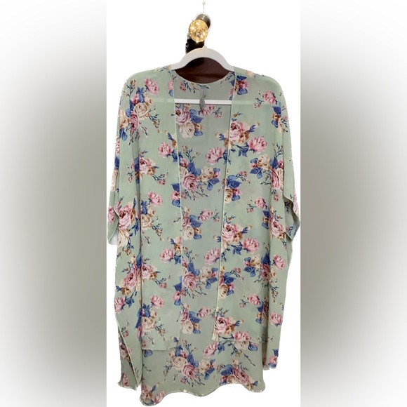 HoneyMe Curvy Green Floral Kimono - Picture 1 of 5